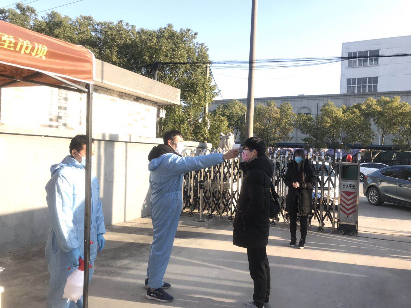 德萊寶正式復(fù)工，為員工做體溫監(jiān)測(cè).jpg